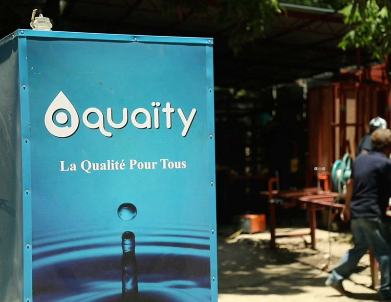 logo aquaity sur unité solaire